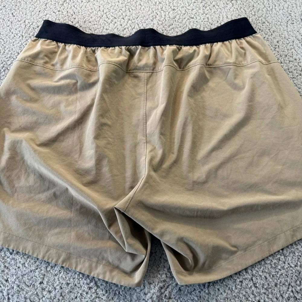Rhone Mako Athletic Training Shorts Mens XL Tan Khaki 5.5 Inch Inseam 101719